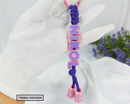 Charm con Nombre Personalizado con letras en 3D, Colgante Artesanal para Bolsos, Mochilas y Termos.